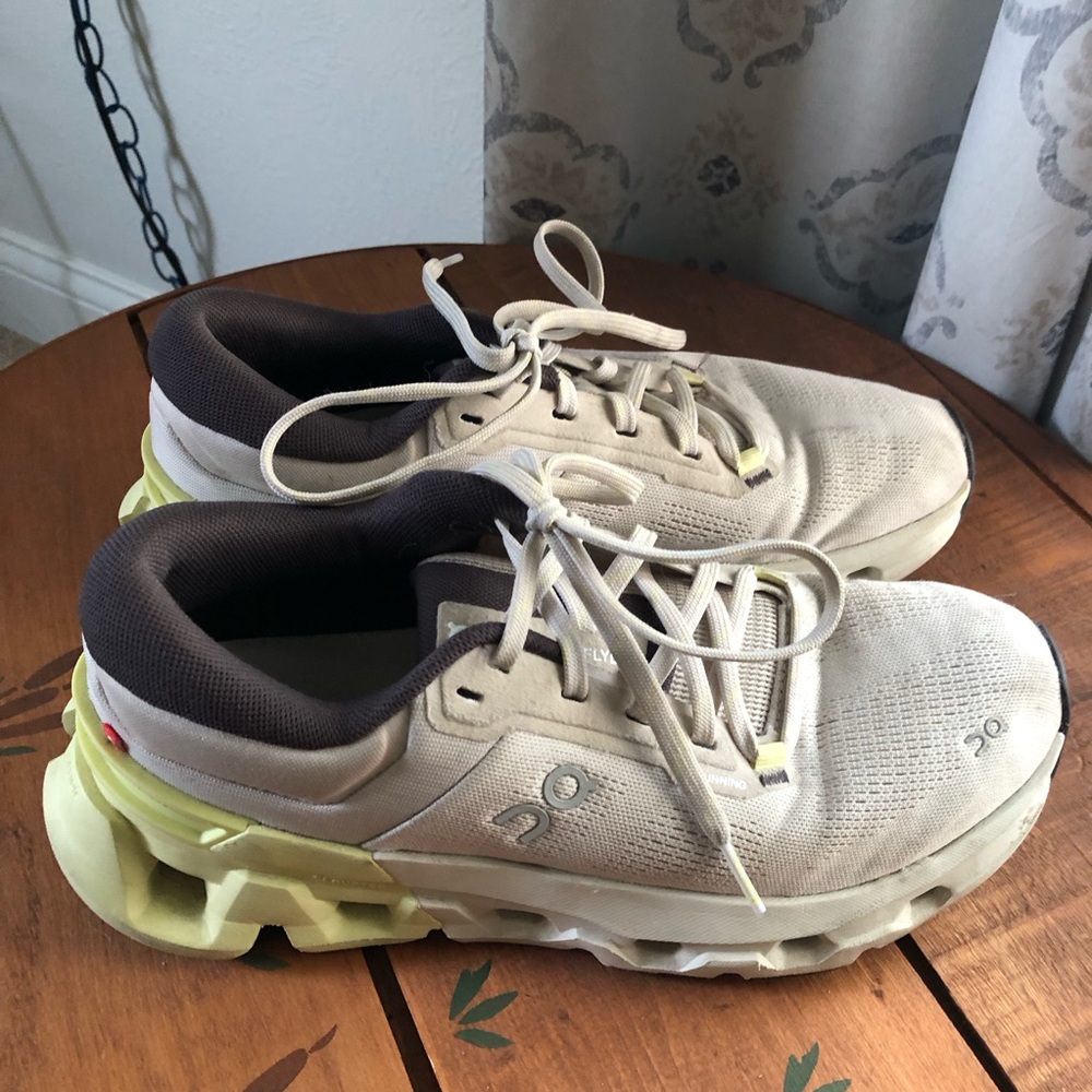 On Cloud Cloudflyer SZ 8.5 oc grey white lime women’s